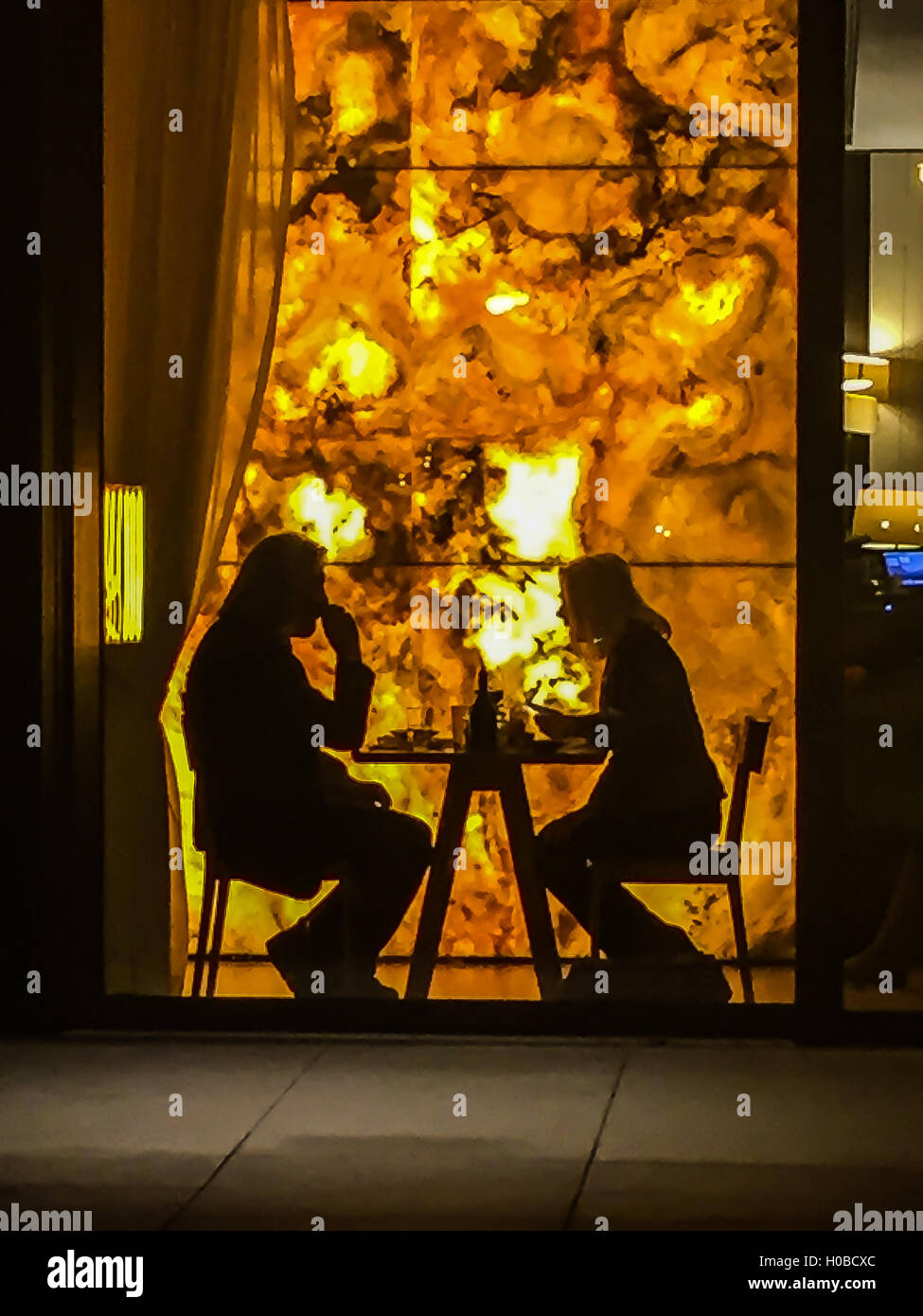 L'art d'une conversation vive photographié en forme d'une silhouette de l'extérieur du restaurant Ella dans la Lenbachhaus, Munich Banque D'Images