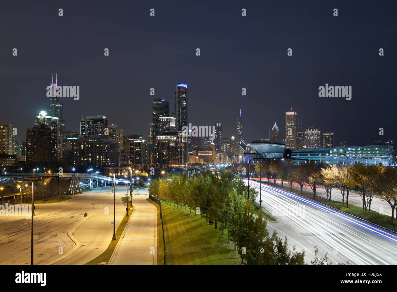 Droit de Chicago skyline at night Banque D'Images