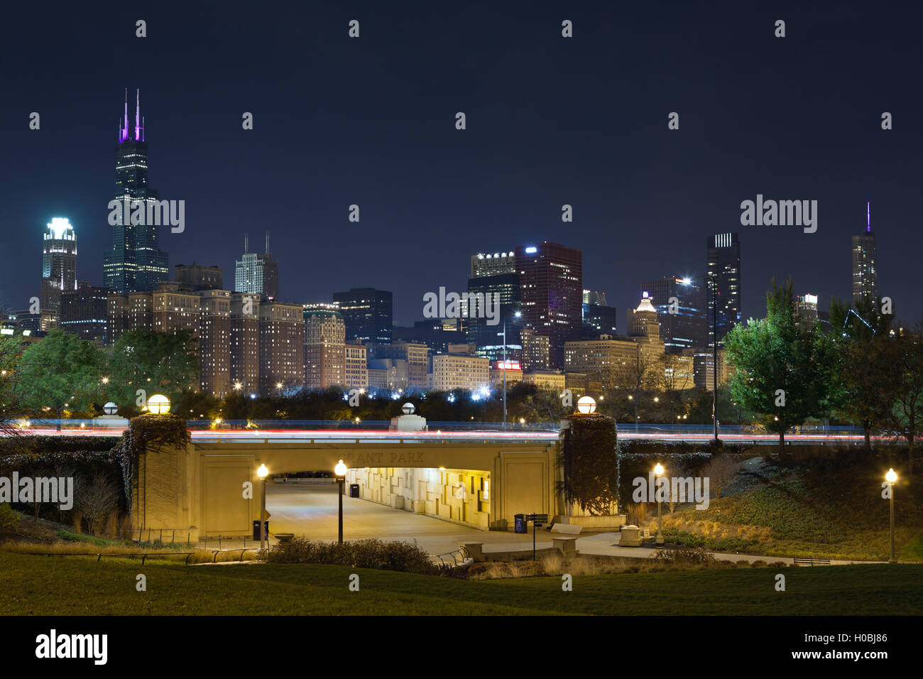 Chicago. Droit de Chicago skyline at night. Banque D'Images