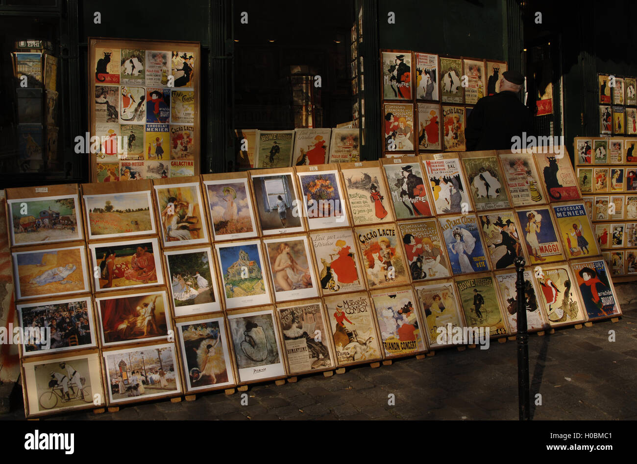 La France. Paris. Montmartre. Boutique de souvenirs. Affiches anciennes de vente. Banque D'Images