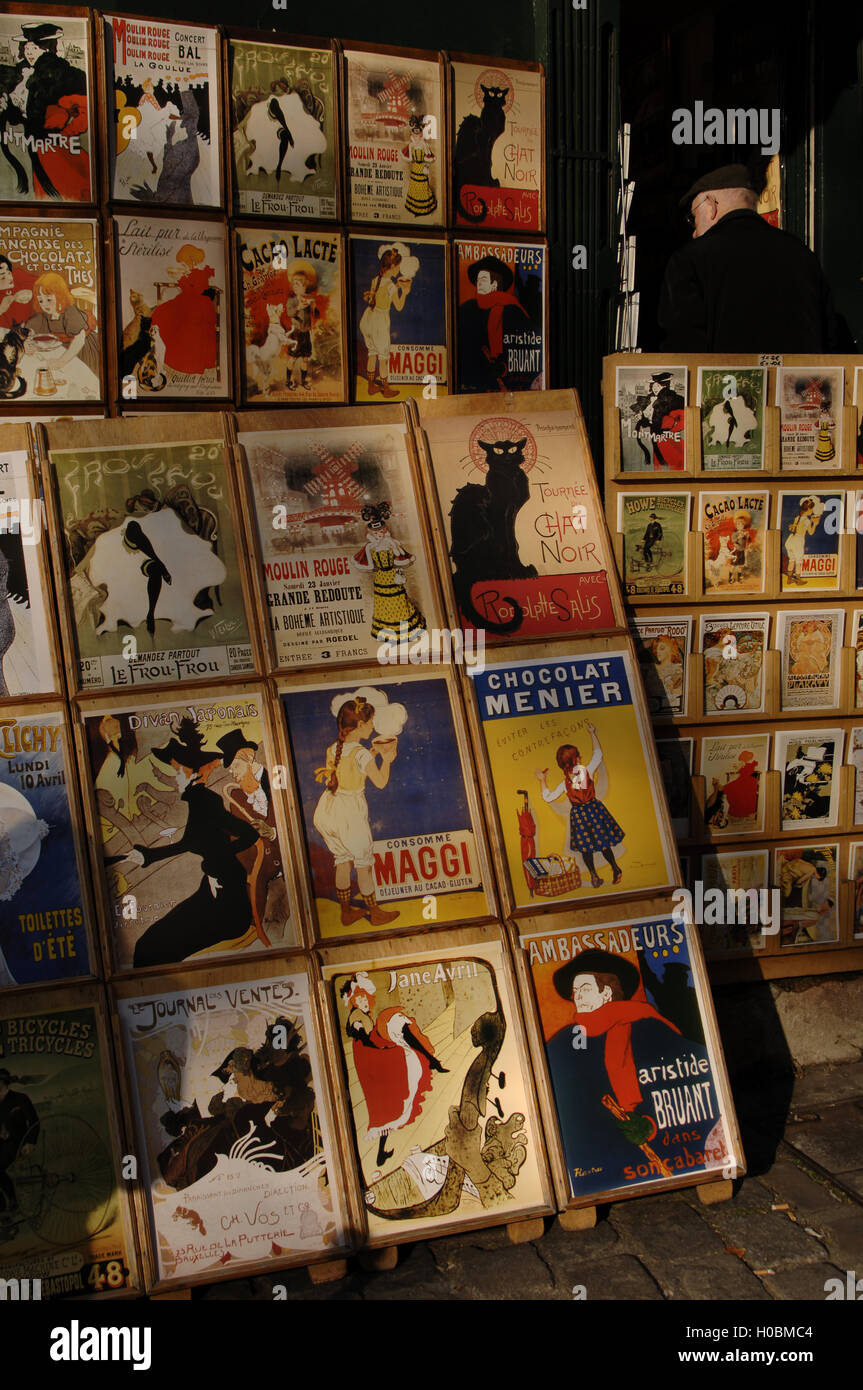 La France. Paris. Montmartre. Boutique de souvenirs. Affiches anciennes de vente. Banque D'Images