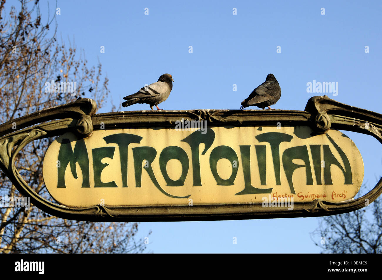 La France. Paris. Style Art Nouveau. La station de métro d'Hector Guimard (1867-1942). Blanche l'entrée. Surmontées de panneaux émaillés et distinctif des lettres dessinées à la main. Quartier de Pigalle. Banque D'Images