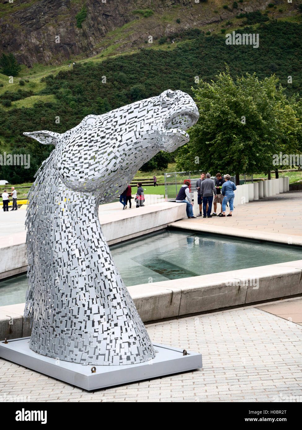 L'une des maquettes de la Kelpie Falkirk de statues dans le Parlement écossais à Édimbourg, Écosse Banque D'Images