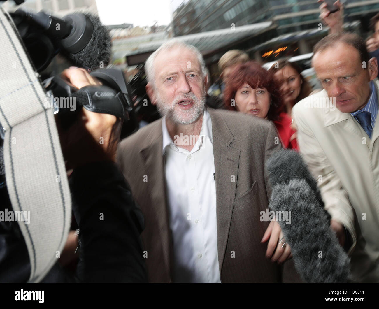 Jeremy Corbyn leader du parti arrive au QG du parti travailliste à Westminster, Londres, où le parti national au pouvoir du Comité exécutif se réunit pour discuter des mesures pour rétablir l'unité du parti alors qu'une élection générale dans lesquelles le leadership contender Owen Smith a prédit qu'ils pourraient être "décimés". Banque D'Images