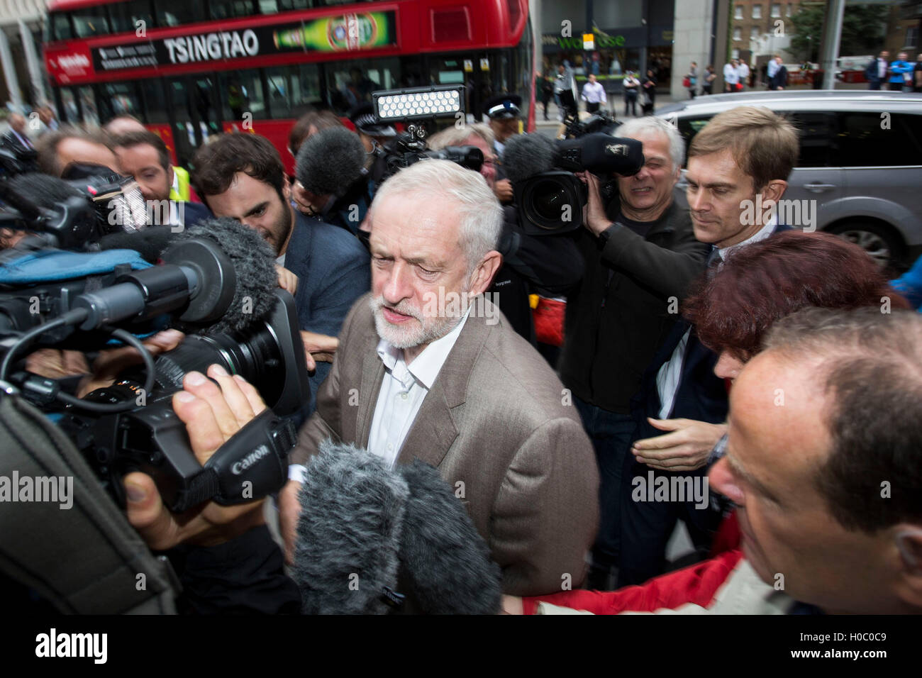 Jeremy Corbyn leader du parti arrive au QG du parti travailliste à Westminster, Londres, où le parti national au pouvoir du Comité exécutif se réunit pour discuter des mesures pour rétablir l'unité du parti alors qu'une élection générale dans lesquelles le leadership contender Owen Smith a prédit qu'ils pourraient être "ecimated'. Banque D'Images