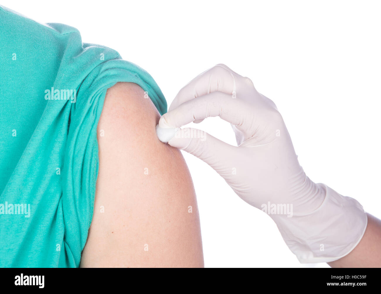 La désinfection de la peau du bras par le coton avant d'avoir un vaccin  isolted sur fond blanc Photo Stock - Alamy