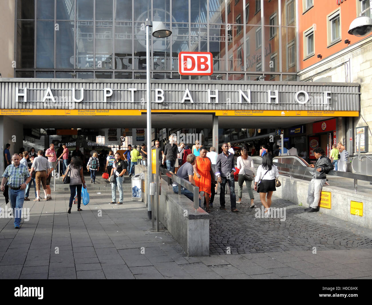 La gare centrale de Munich en Allemagne avec des gens à l'extérieur de la zone d'entrée. Banque D'Images