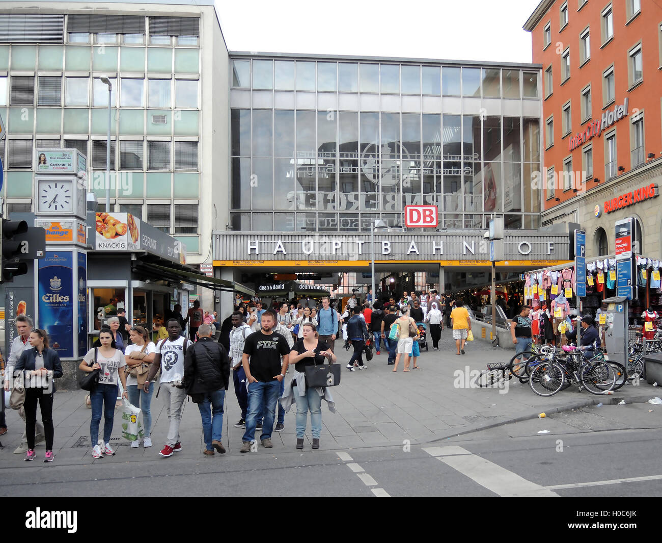 La gare centrale de Munich en Allemagne avec des gens à l'extérieur de la zone d'entrée. Banque D'Images