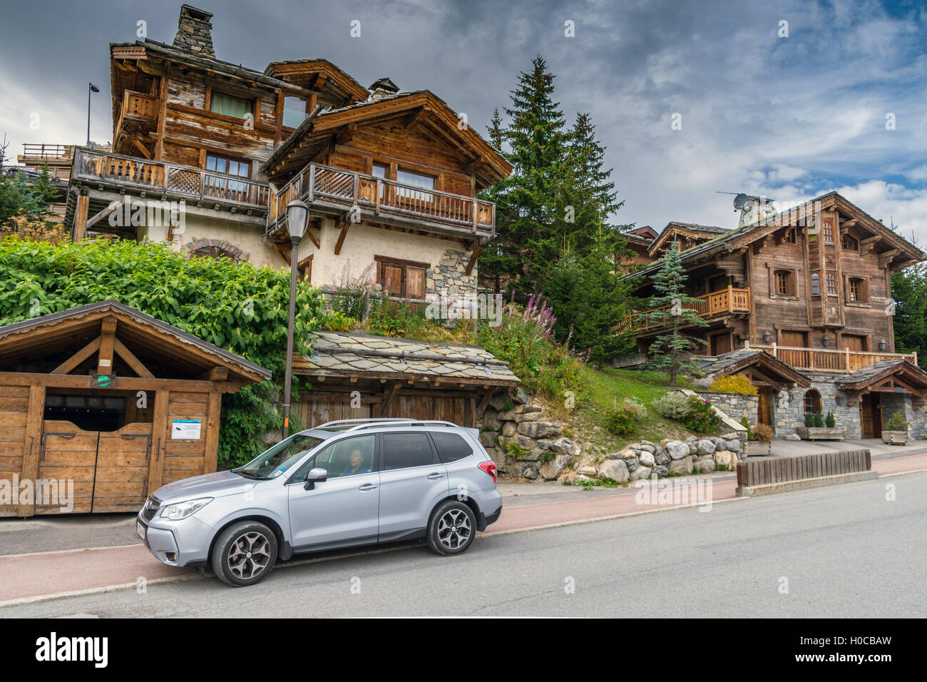 Cher haut de gamme, propriétés de Courchevel 1850 station de ski en été Banque D'Images