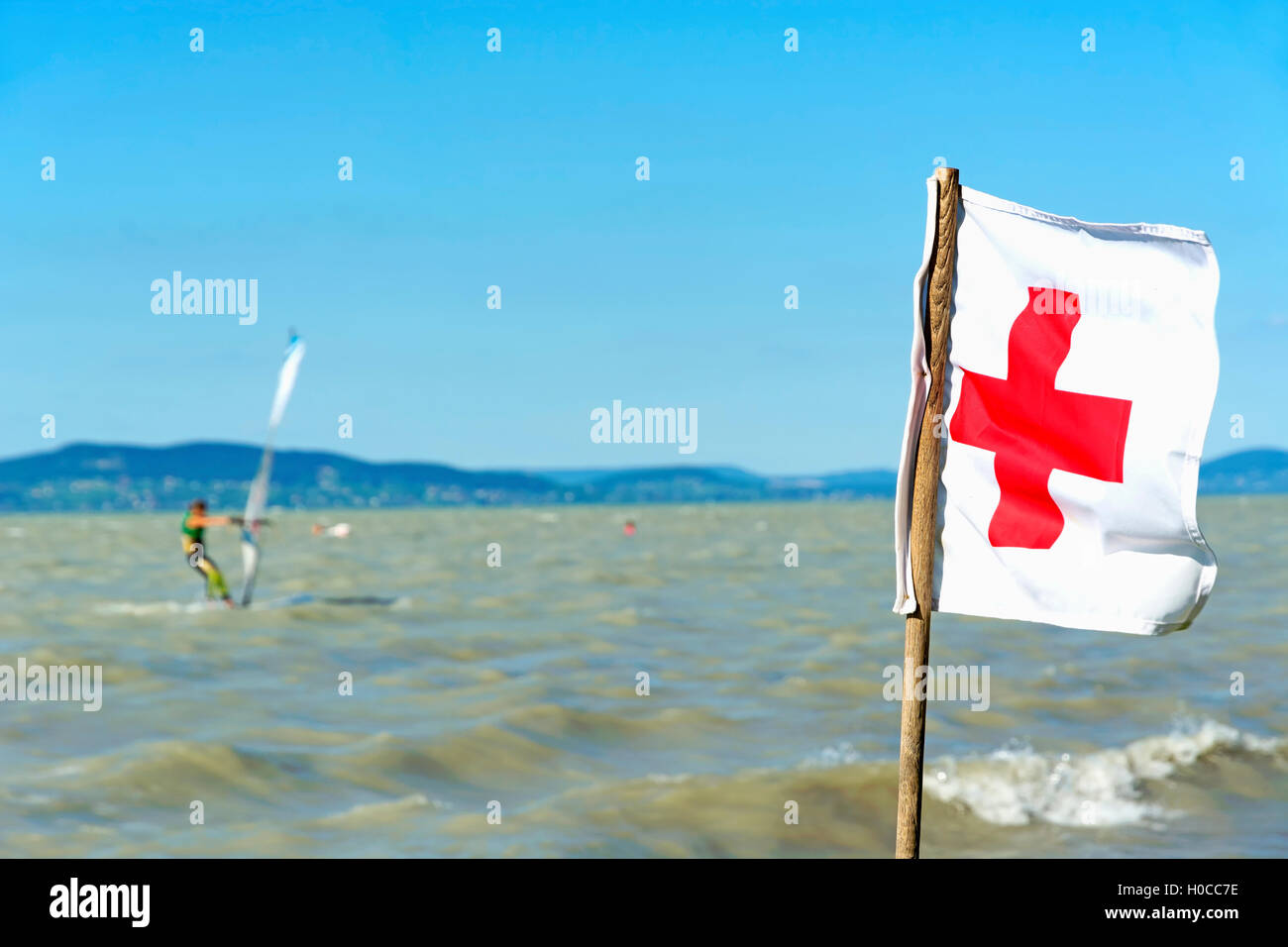 Drapeau de sauvetage du Lac Balaton ( Balatonfenyves), août 2016, Hongrie Banque D'Images