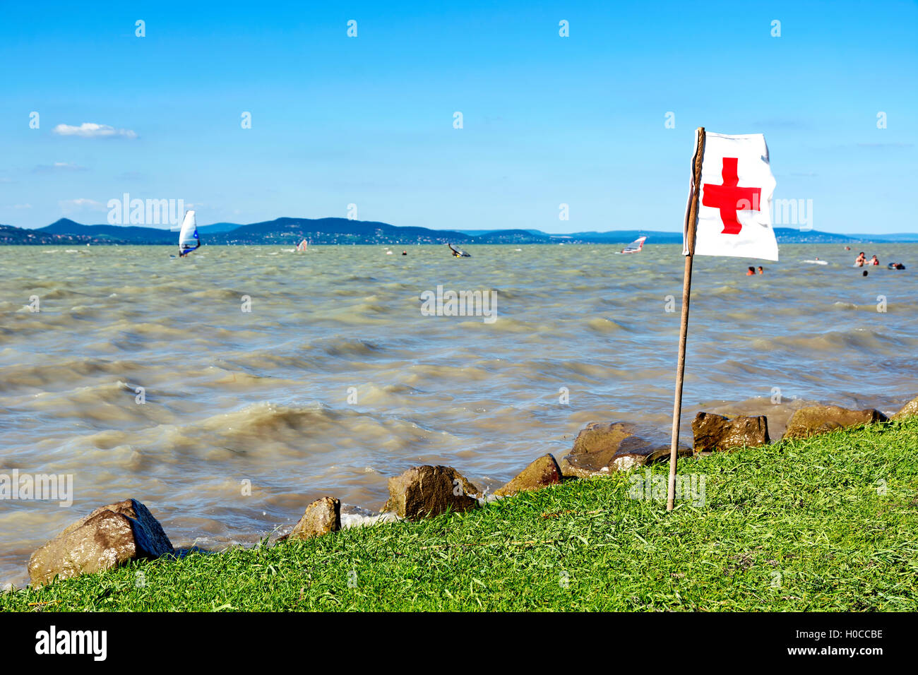 Drapeau de sauvetage du Lac Balaton ( Balatonfenyves), août 2016, Hongrie Banque D'Images