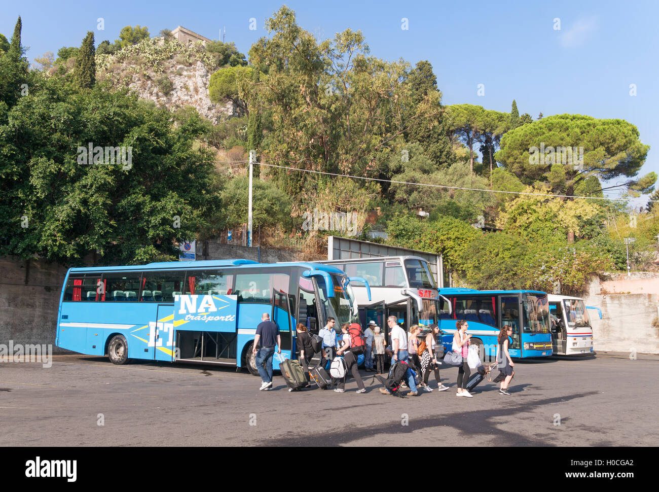 La gare routière de Taormina, les gens à l'aéroport de Catania bus d'embarquement, Sicile, Italie , Europe Banque D'Images