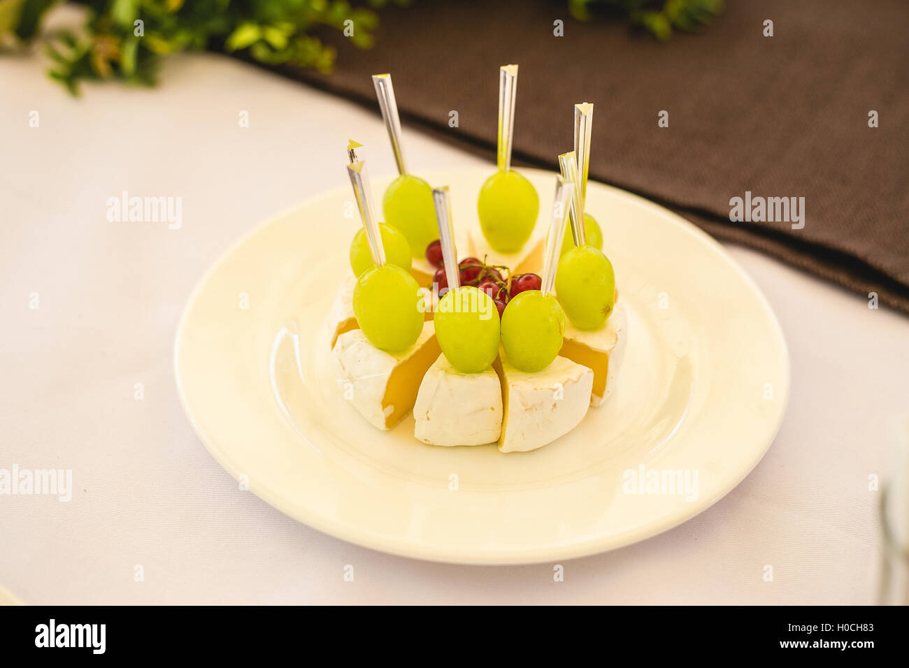 Table de banquet Restauration magnifiquement décorée avec des aliments différents en-cas et apéritifs avec caviar, sandwich, fruits frais sur le co Banque D'Images