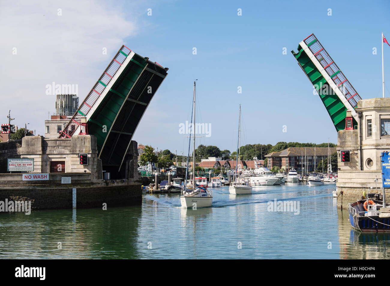Levage du pont de la vieille ville de permettre aux bateaux à voile hors de la marina en avant-port sur la rivière Wey en 2016. Weymouth Dorset Angleterre Royaume-uni Grande-Bretagne Banque D'Images