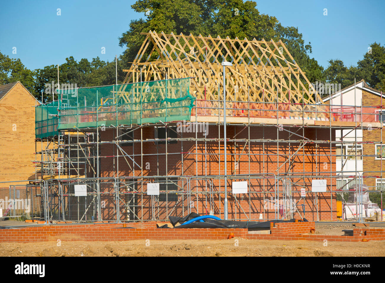 Un nouveau développement de maisons abordables, avec de nouvelles bases dans l'avant-plan Banque D'Images