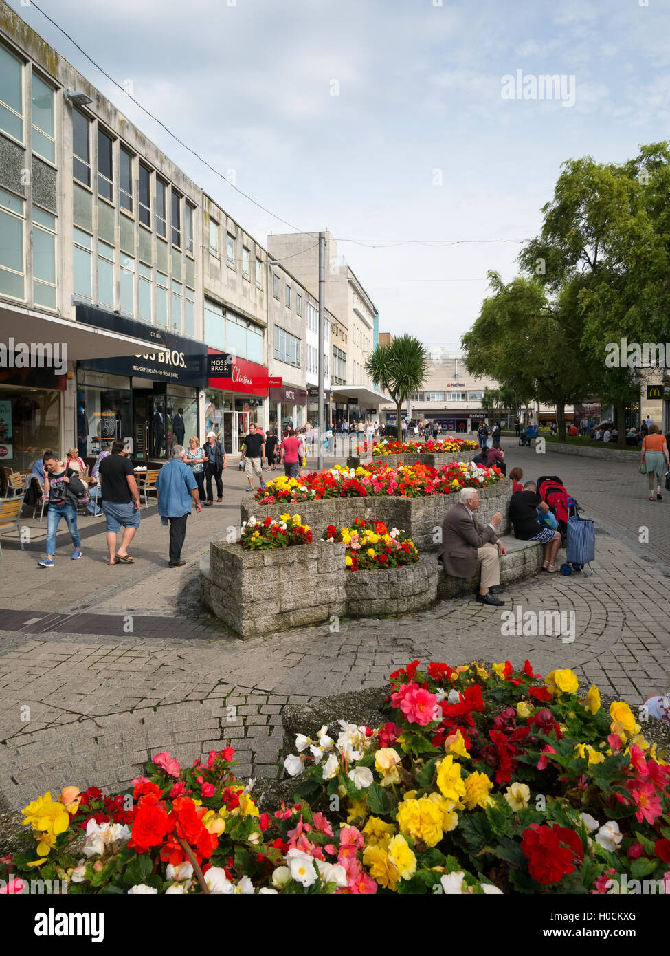 Lits de fleurs colorées dans les nouvelles George Street Shopping Precinct, plymouth Devon, Angleterre. Banque D'Images
