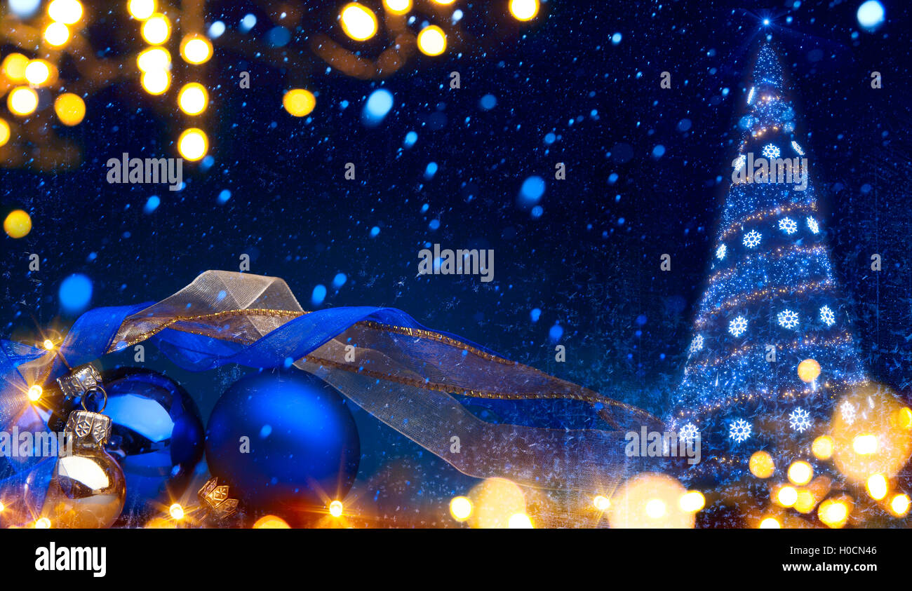Noël arrière-plan avec un ornement de Noël sur fond bleu Banque D'Images