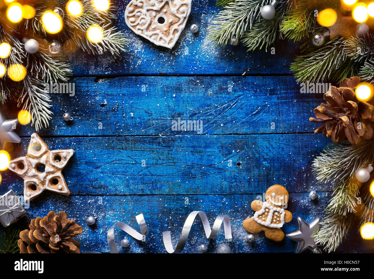 Noël arrière-plan avec des biscuits de Noël et de décoration de fête Banque D'Images