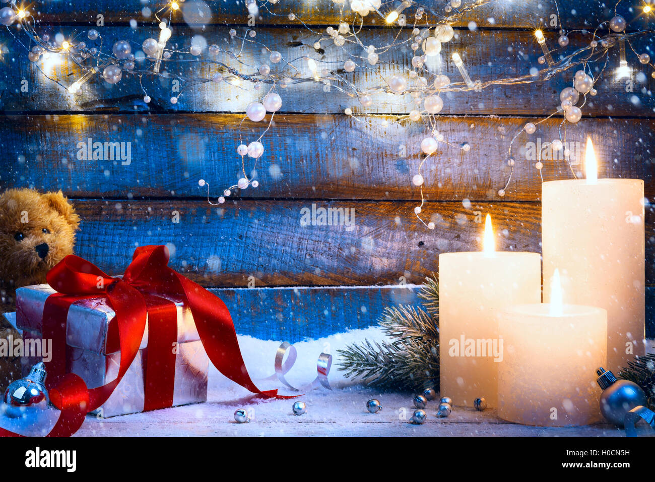 Fête de Noël avec l'arrière-plan lumière de Noël et boîte-cadeau Banque D'Images