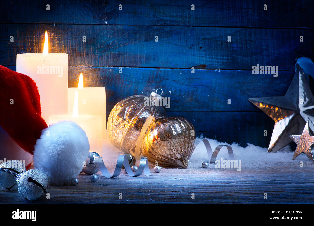 La lumière de l'arbre de Noël ; l'arrière-plan de fête avec des boules de Noël et Santa hats Banque D'Images