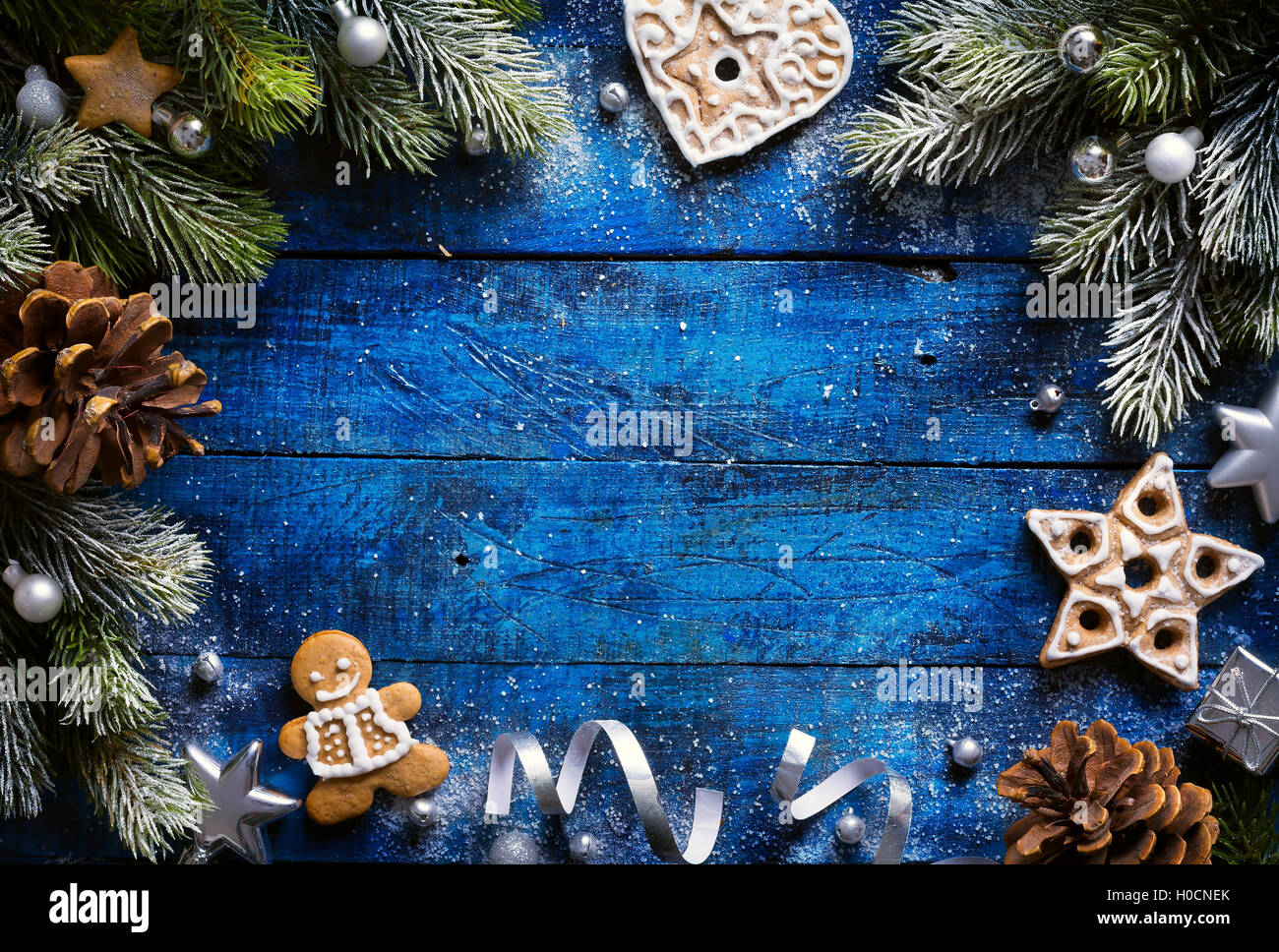 Noël arrière-plan avec des biscuits de Noël et de décoration de fête Banque D'Images