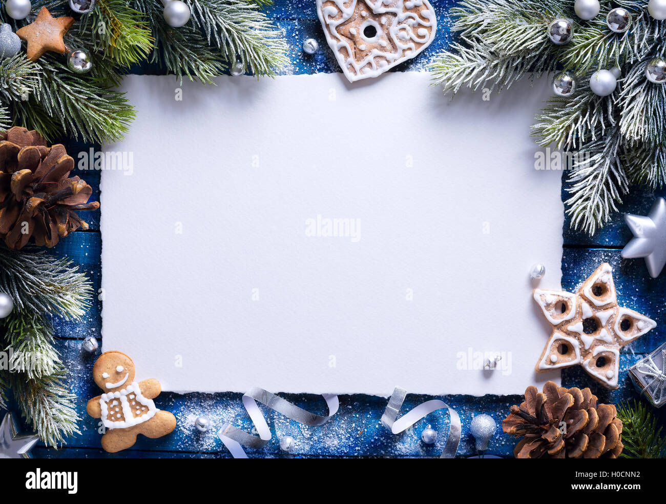 Noël arrière-plan avec des biscuits de Noël et de décoration de fête Banque D'Images
