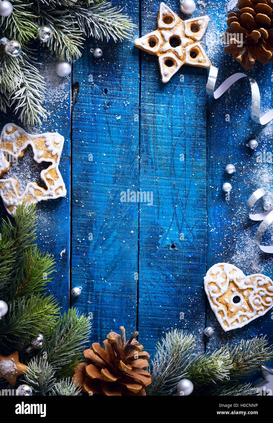 Bleu de Noël avec de la neige fond en bois sapin et biscuits de Noël Banque D'Images