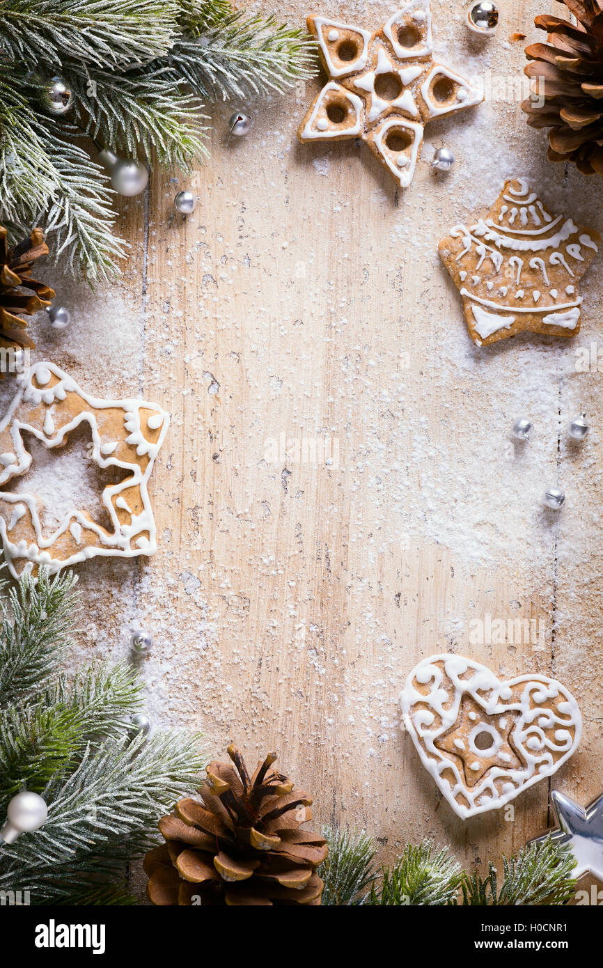 Les biscuits de Noël et de décoration de fête Banque D'Images