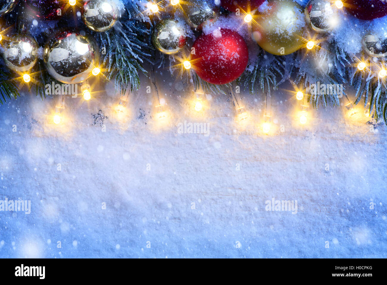 Noël arrière-plan avec un ornement de Noël et le sapin dans la neige Banque D'Images