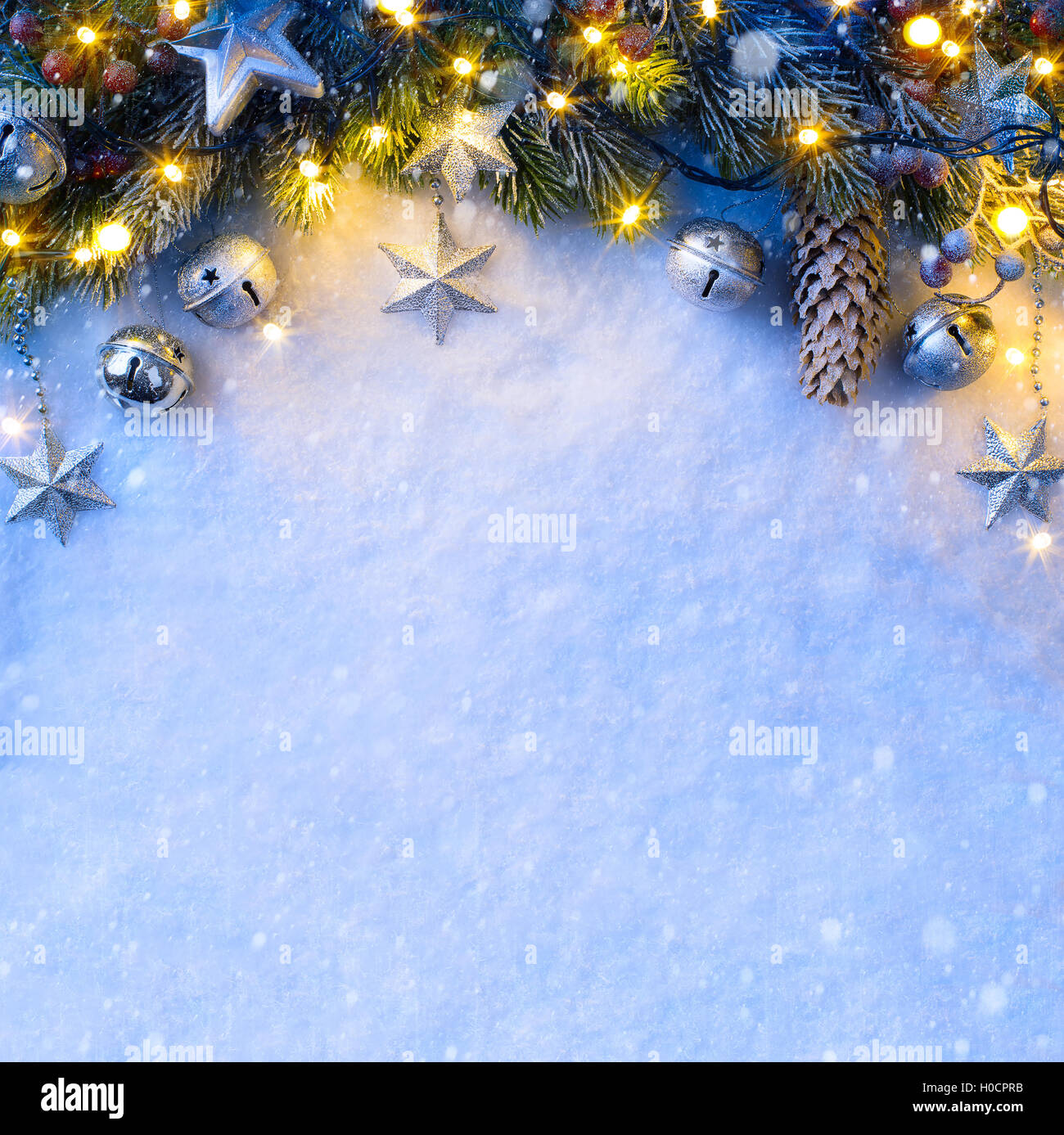 Noël arrière-plan avec un ornement d'argent, étoile de Noël, les petits fruits et le sapin dans la neige Banque D'Images