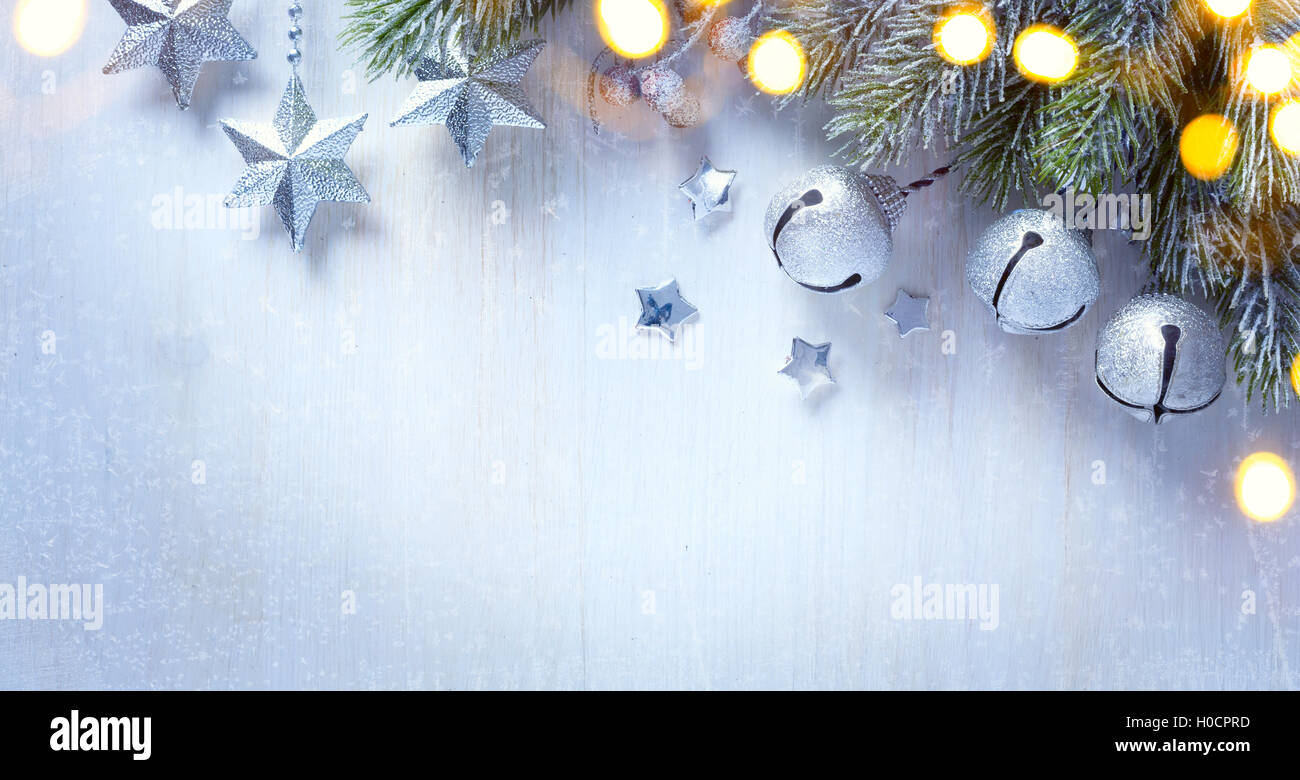 Noël arrière-plan avec un ornement d'argent, étoile de Noël, les petits fruits et le sapin dans la neige Banque D'Images