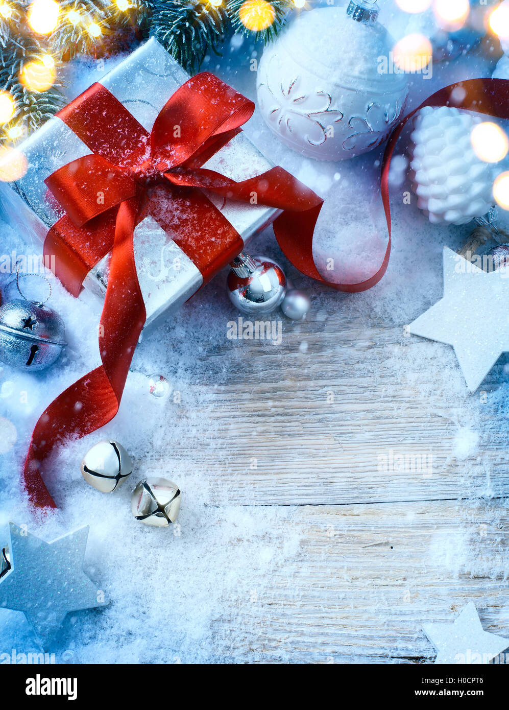 Art Noël arrière-plan avec sapin et boîte-cadeau dans la neige Banque D'Images