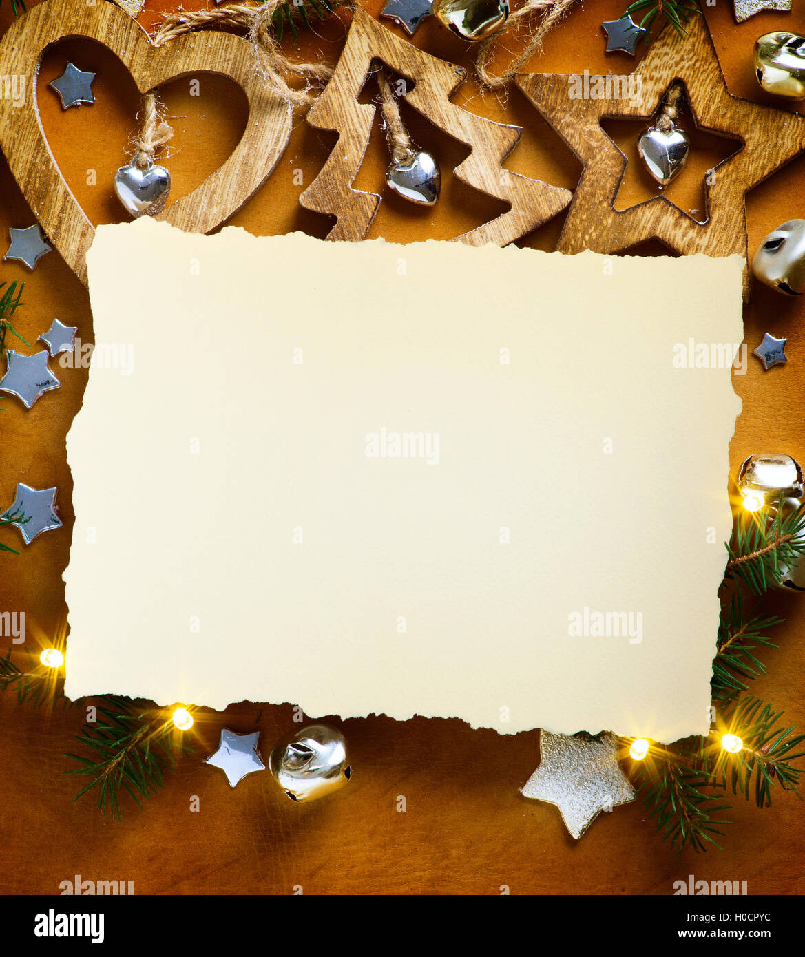 Noël arrière-plan avec la lumière de l'arbre de Noël et carte de papier Banque D'Images
