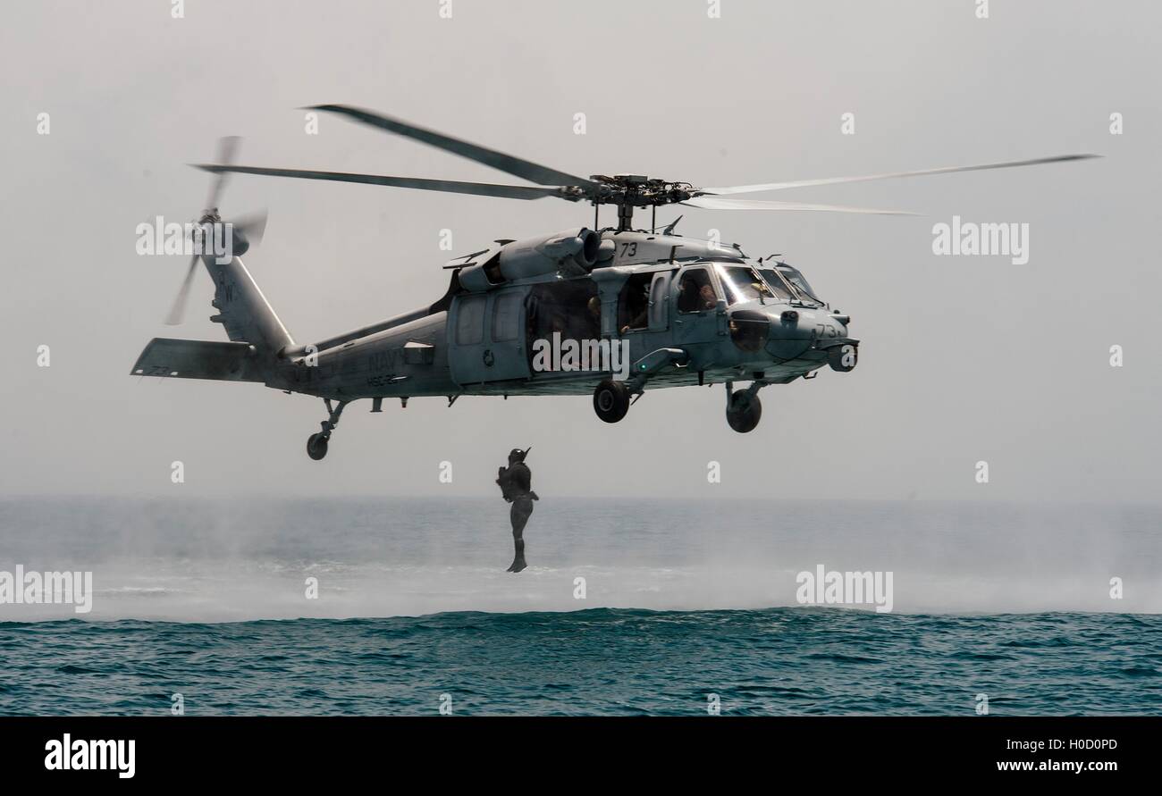 Le commandant des opérations spéciales de la Marine américaine Task Group 56 techniciens des explosifs et mener des opérations de récupération et de distribution près de Bahreïn le 6 juin 2016 dans le golfe Arabo-Persique. Banque D'Images
