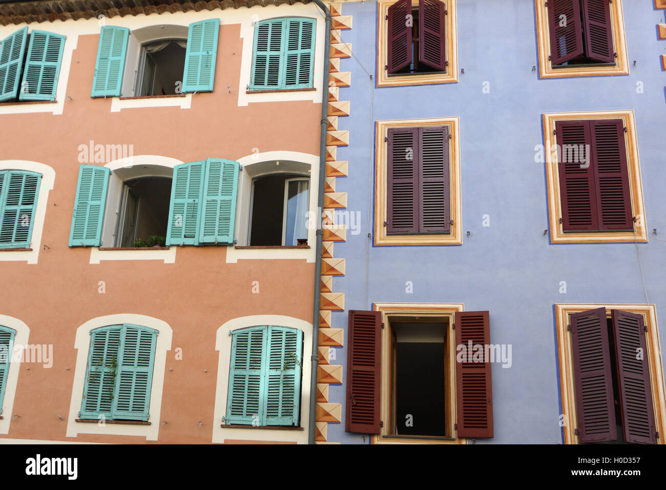 Des fenêtres à volets à Vence, Alpes Maritimes, Provence-Alpes-Côte d'Azur, France Banque D'Images