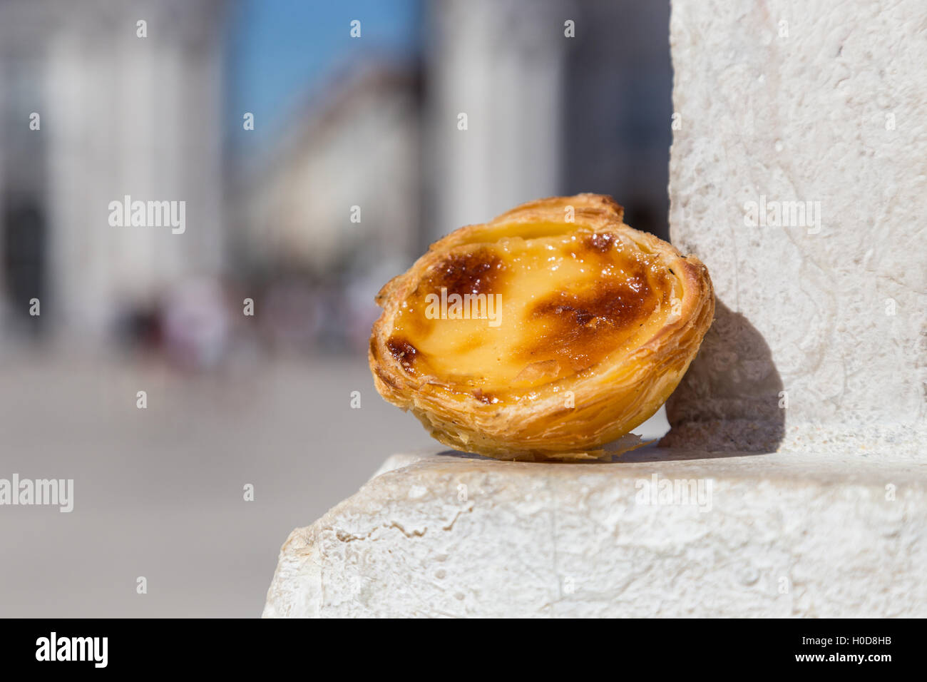 Tarte Aux Oeufs Traditionnels Portugais Dessert Gateau Pateux Pasteis De Nata Sur Fond De Sites Dignes D Interet De Lisbonne Portugal Photo Stock Alamy