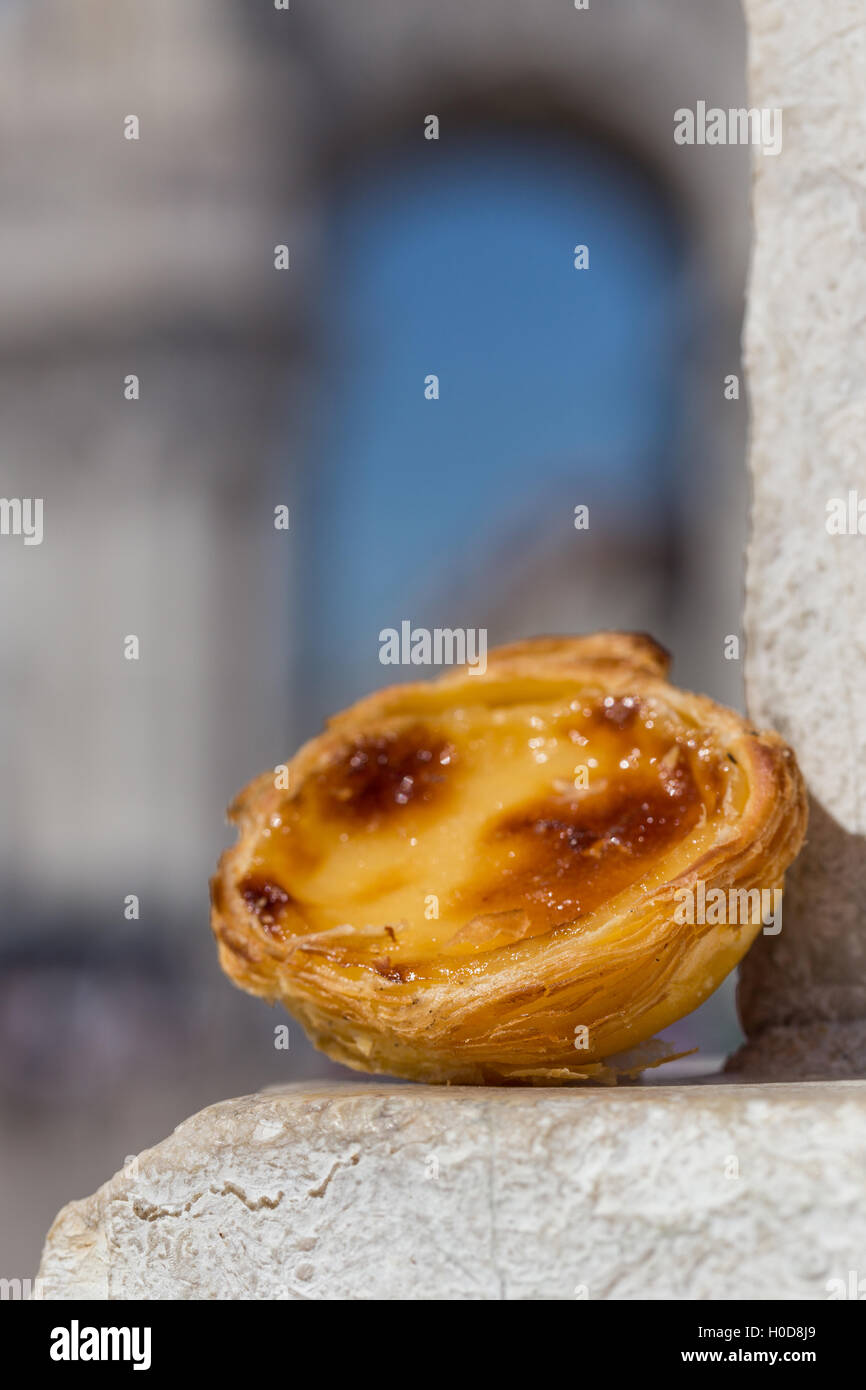 Tarte Aux Oeufs Traditionnels Portugais Dessert Gateau Pateux Pasteis De Nata Sur Fond De Sites Dignes D Interet De Lisbonne Portugal Photo Stock Alamy