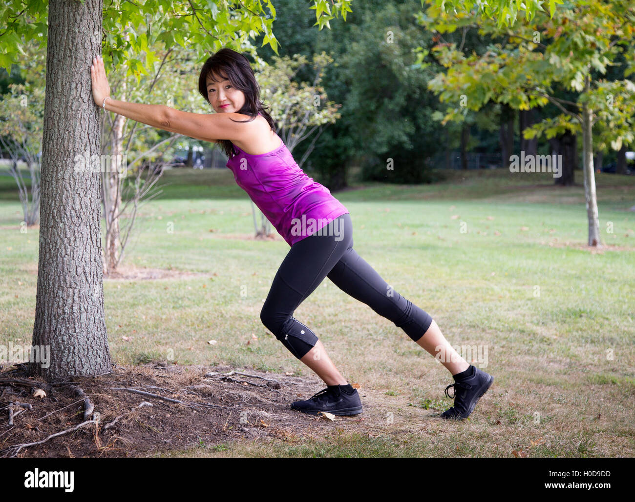 Asian American Woman stretching Banque D'Images