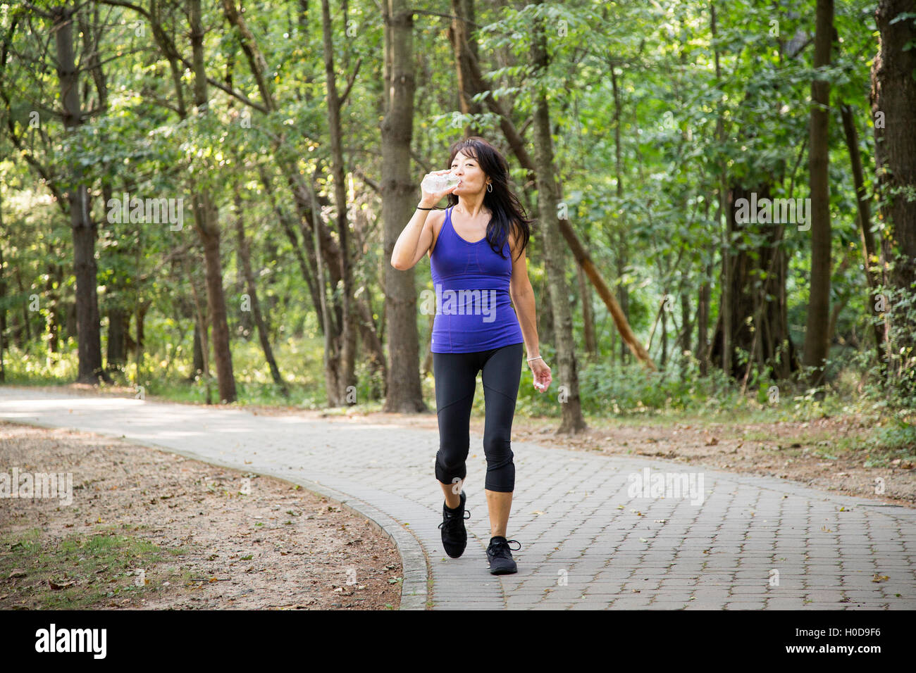 Asian American Woman walking in a park Banque D'Images