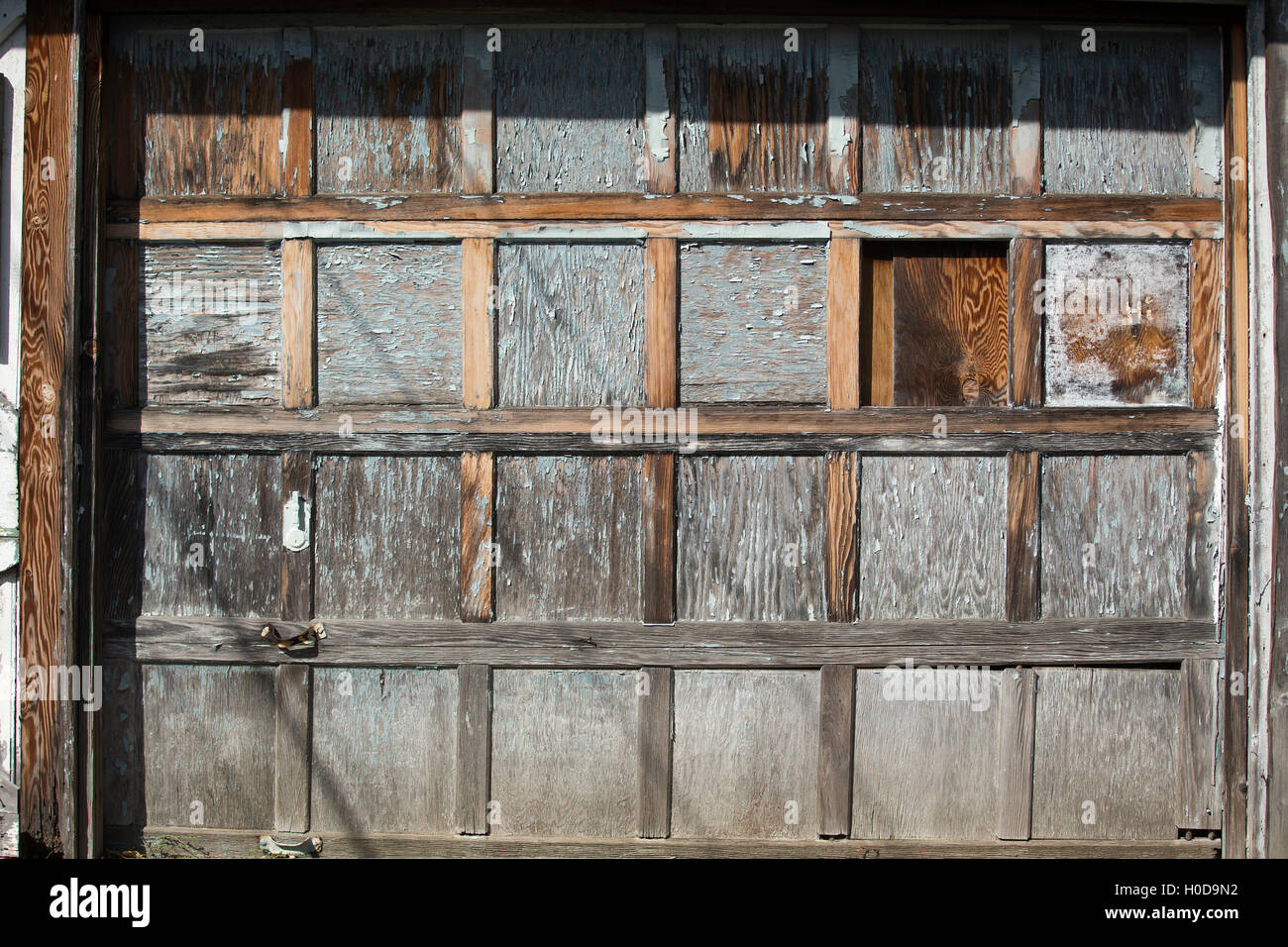 Une vieille porte de garage dans le village de Falaise dans la ville de Oyster Bay, New York Banque D'Images