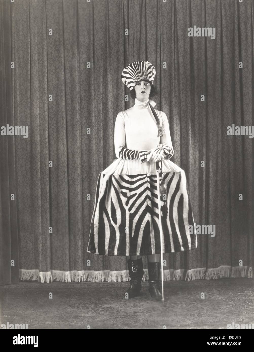 Femme en mode Zebra Banque D'Images