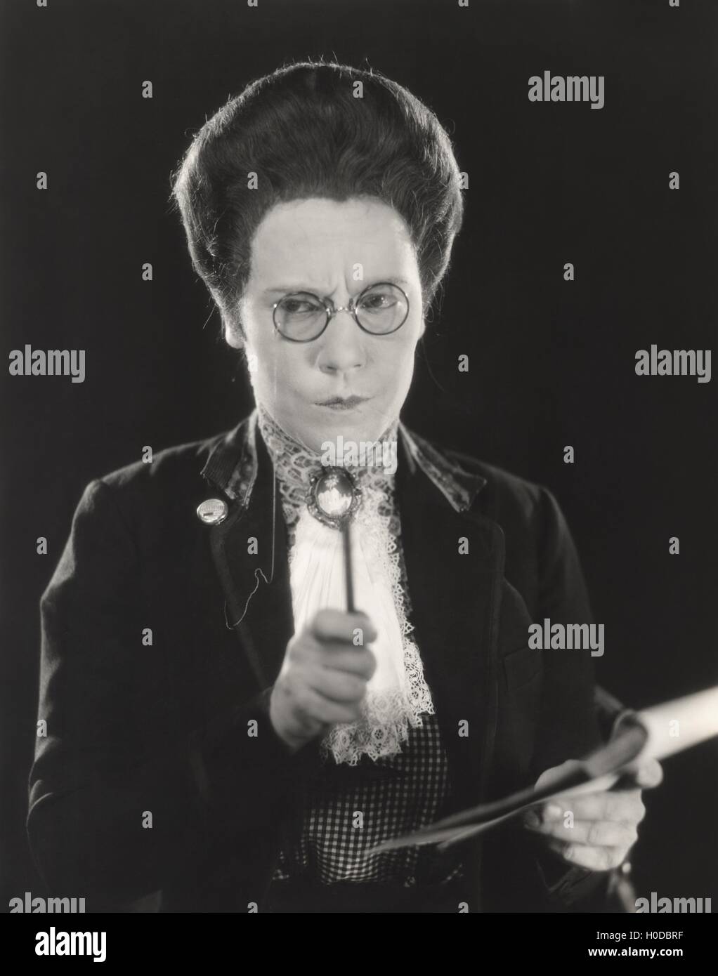 Fronçant femme avec le bloc-notes Banque D'Images