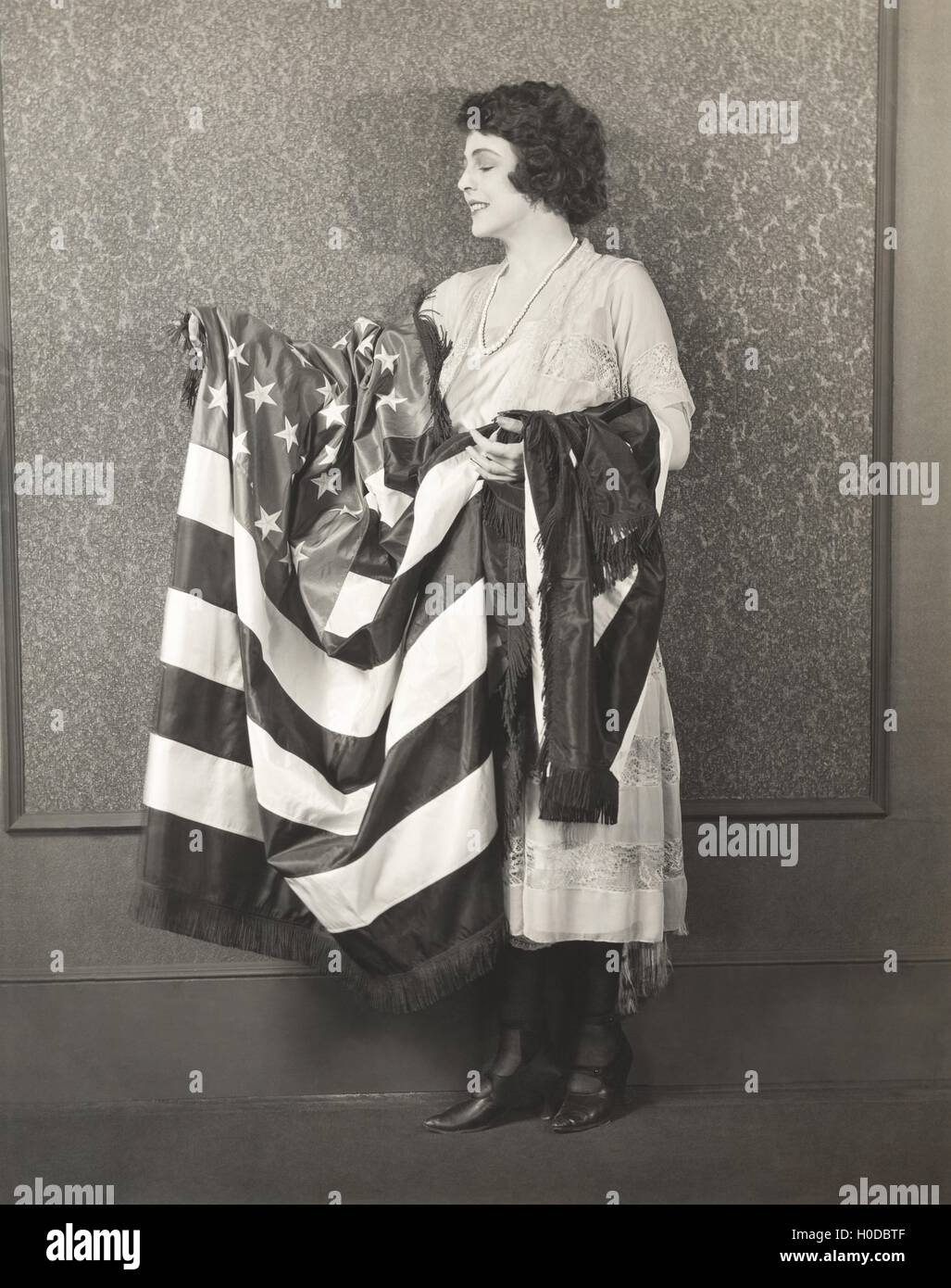 Femme drapée avec drapeau américain sur ses bras Banque D'Images
