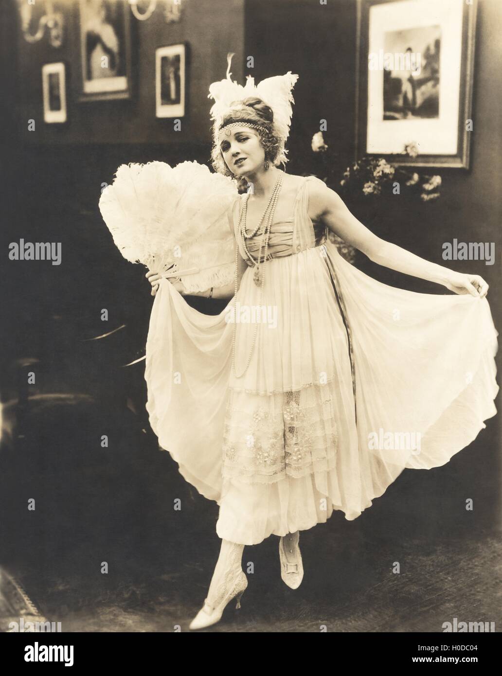 Femme avec grand ventilateur de plumes Banque D'Images