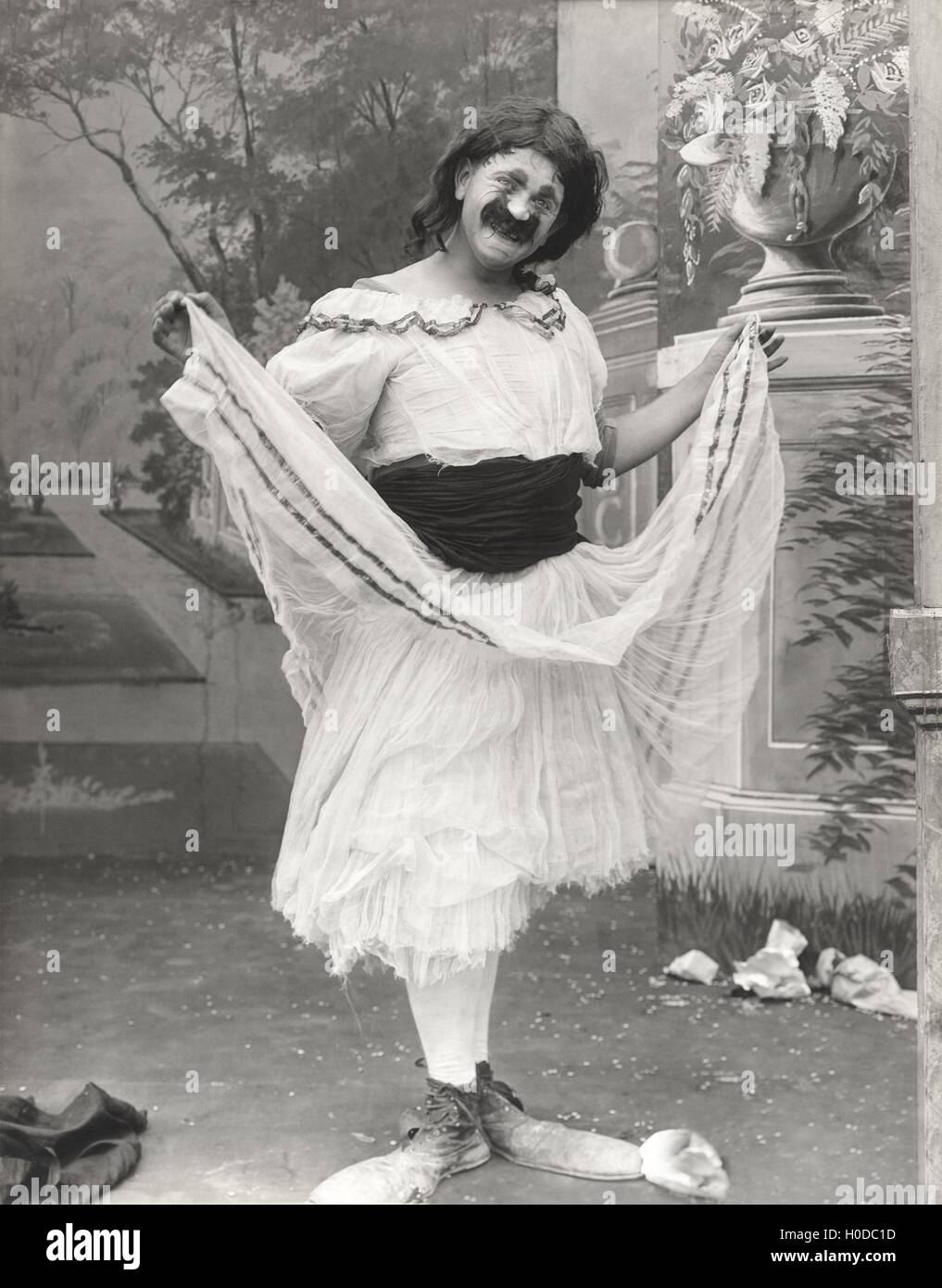 Dans l'homme chaussures de clown habillé en drag Banque D'Images