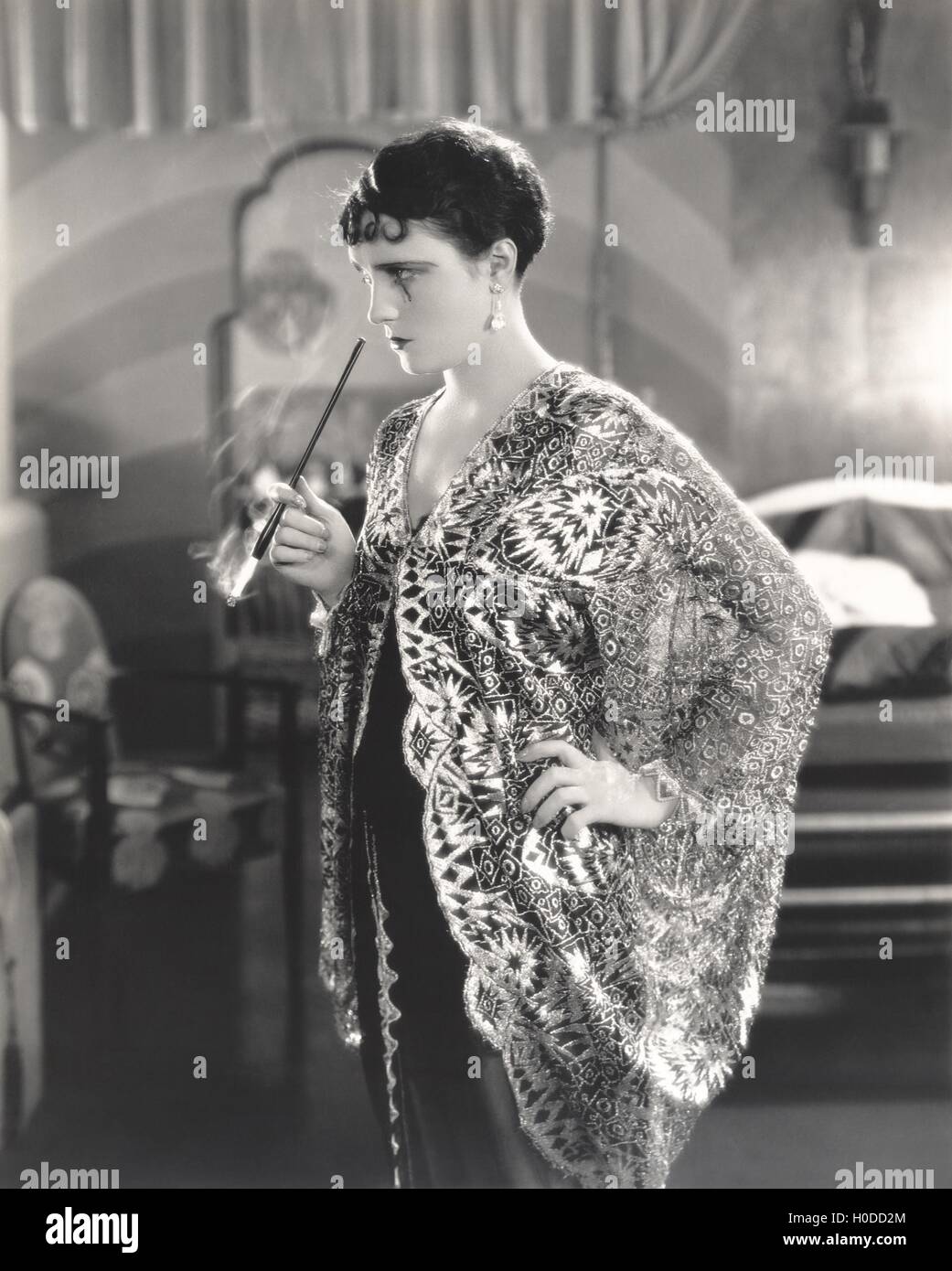 Femme avec porte-cigarette Photo Stock - Alamy