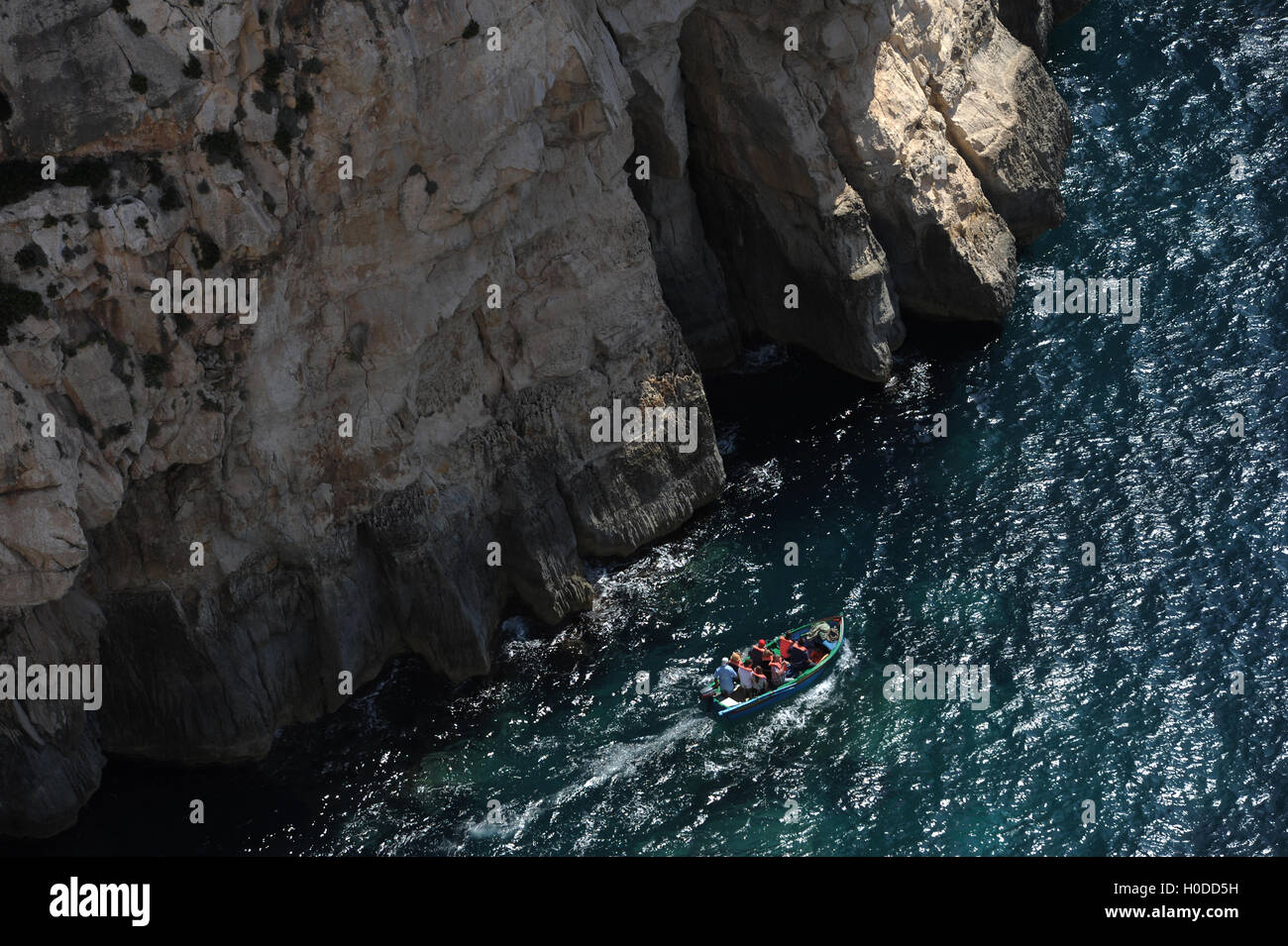 Un traditionnel maltais luzzu emmène les touristes autour de la Blue Grotto Caves et falaises de Wied iz-zurrieq, Malte Banque D'Images