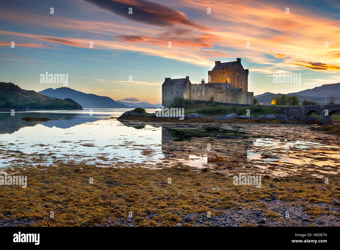 Magnifique coucher de soleil sur le château d'Eilean Donan, dans les Highlands écossais Banque D'Images