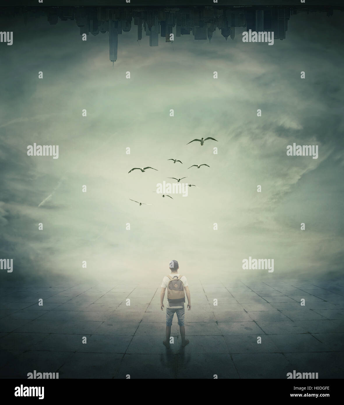 Image surréaliste avec un homme debout dans une rue de brouillard au-dessous d'une ville abstrat Banque D'Images