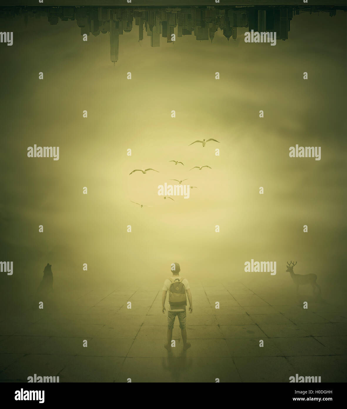 Image surréaliste avec un homme debout dans une rue brumeuse d'une ville ci-dessous choisir la bonne façon buildings Banque D'Images